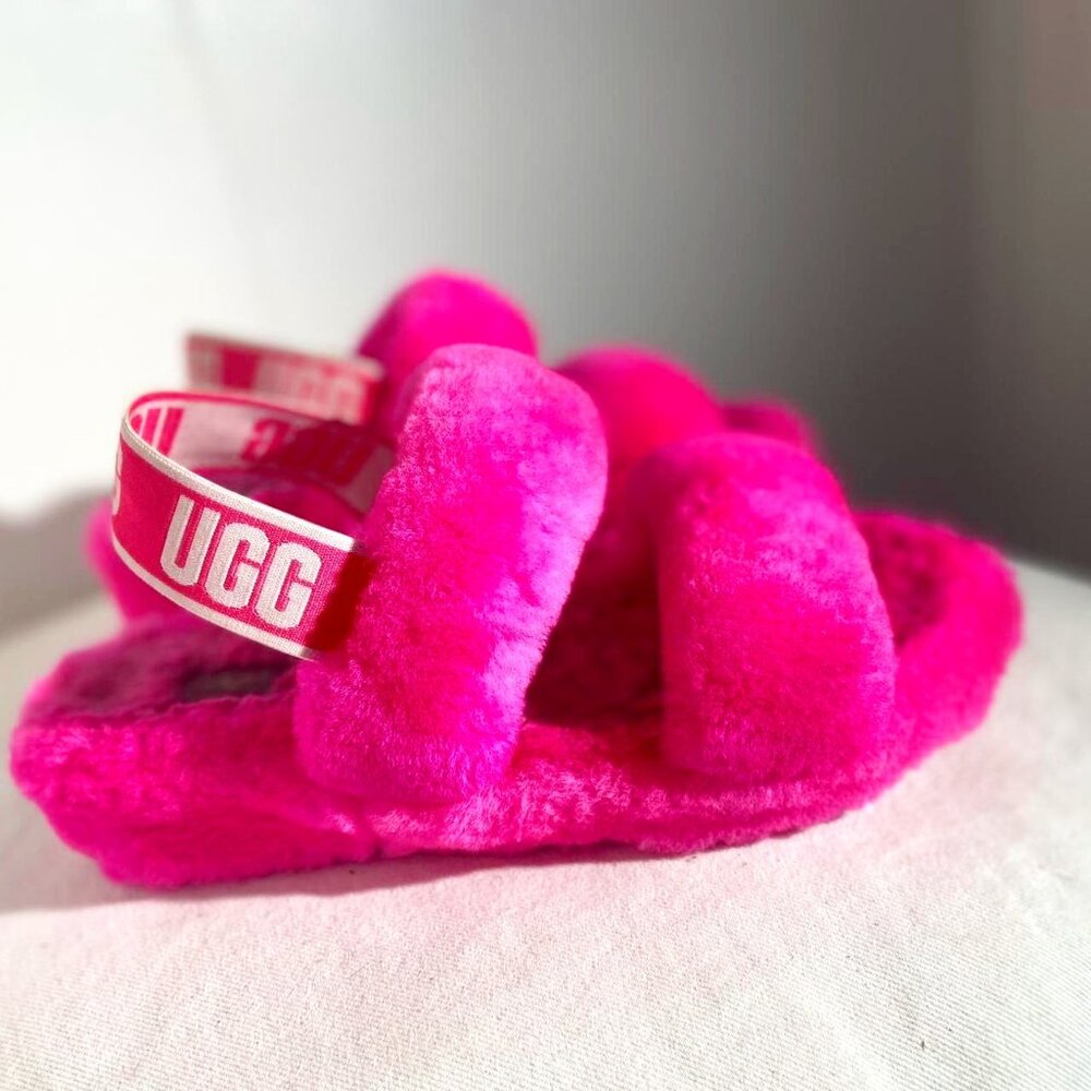 UGG SLIDES SIZE 8 ELECTRIC PINK